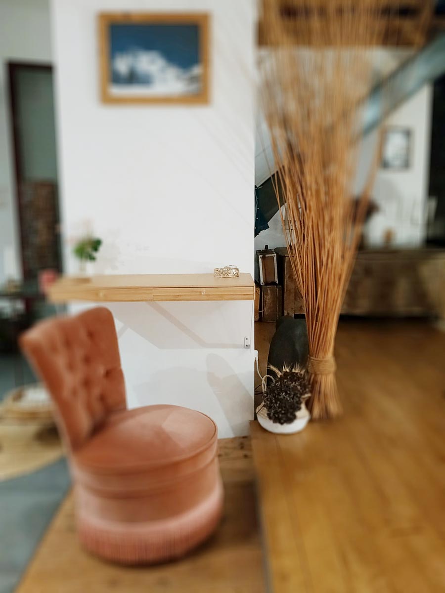 bureau-tendance-fauteuil-vintage-fabriqemoi l'alliance d'un bureau tendance avec un fauteuil vintage de FabriQémoi