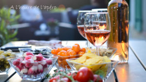 crudité et verre à pied pour un apéro convivial chez fabriqemoi